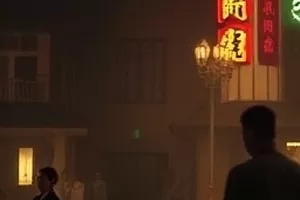 短剧《青瓦巷口》封面：雨后巷道上反光的水洼