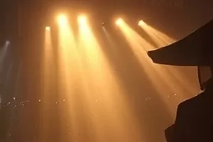短片《柚子树下》封面：院墙边挂满果实的柚子树