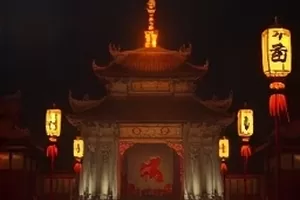 剧集《午后三点半》封面：阳光斜切过客厅的沙发