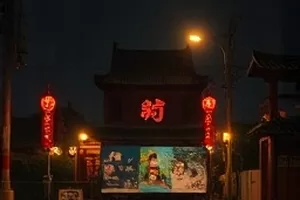广播剧《白噪音录》封面：贴着墙的一排录音设备