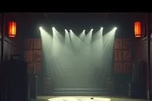 短剧《霜降之后》封面：晨雾里的一排旧民居屋顶